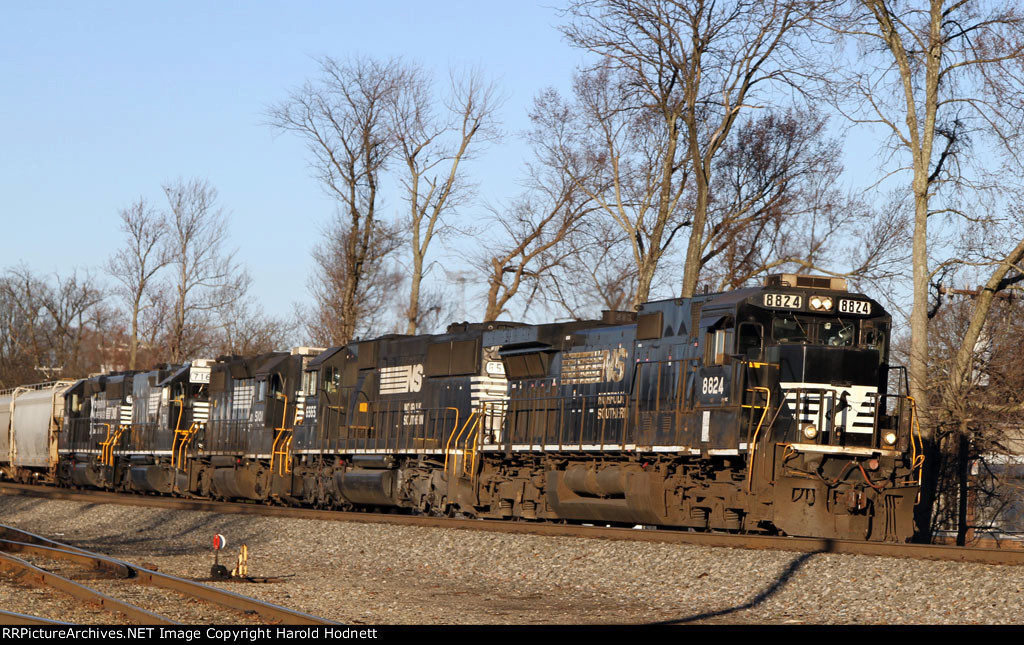 NS 8824 leads 4 other locomotives on train 158